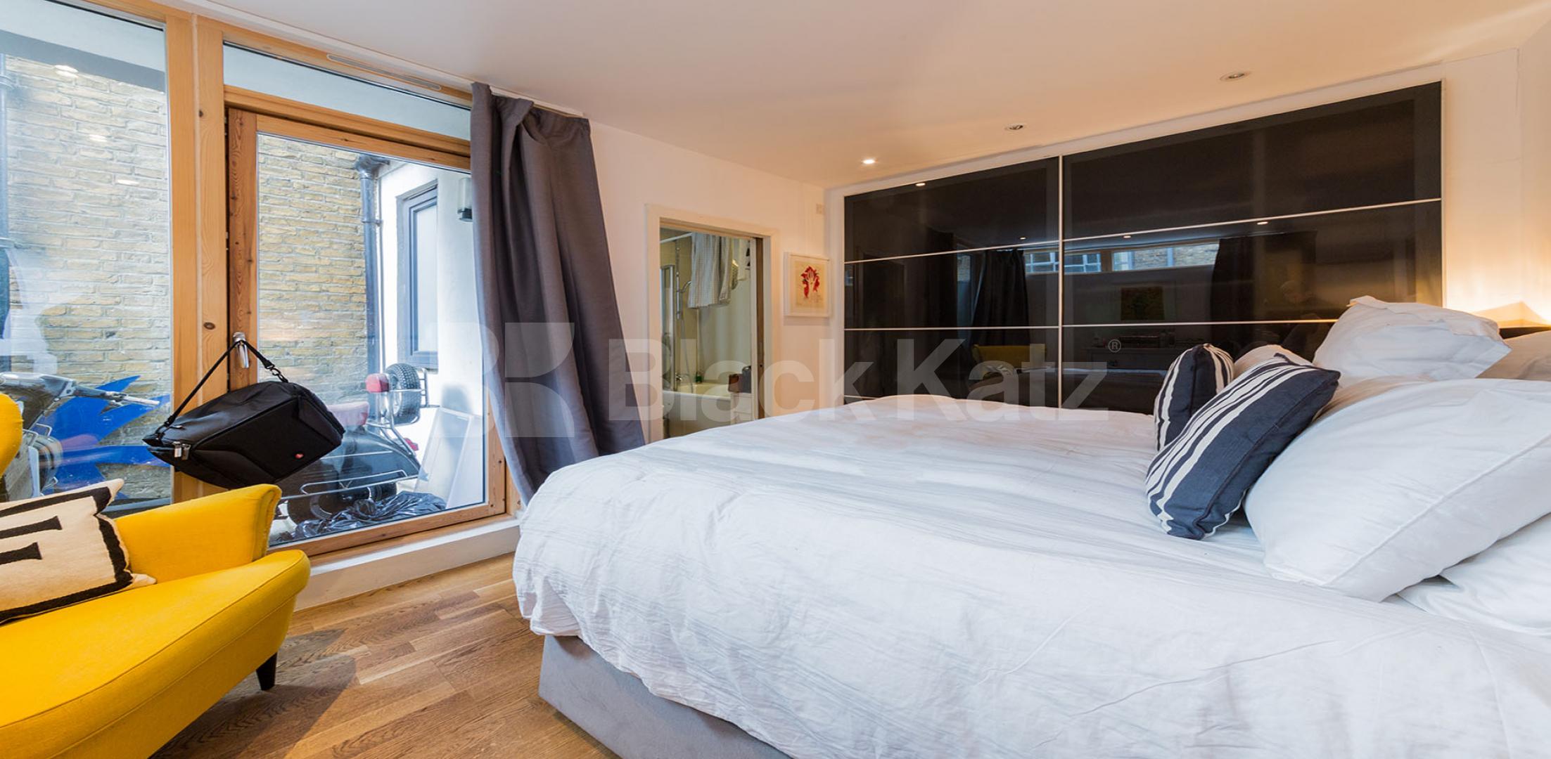 			LET BY!, 2 Bedroom, 1 bath, 1 reception House			 Camden Mews, CAMDEN